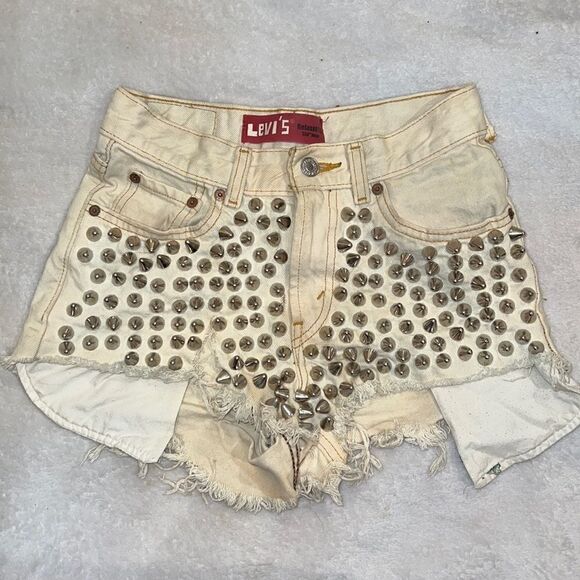 Cream Levis denim shorts with studs fits a size 24 - Picture 1 of 8